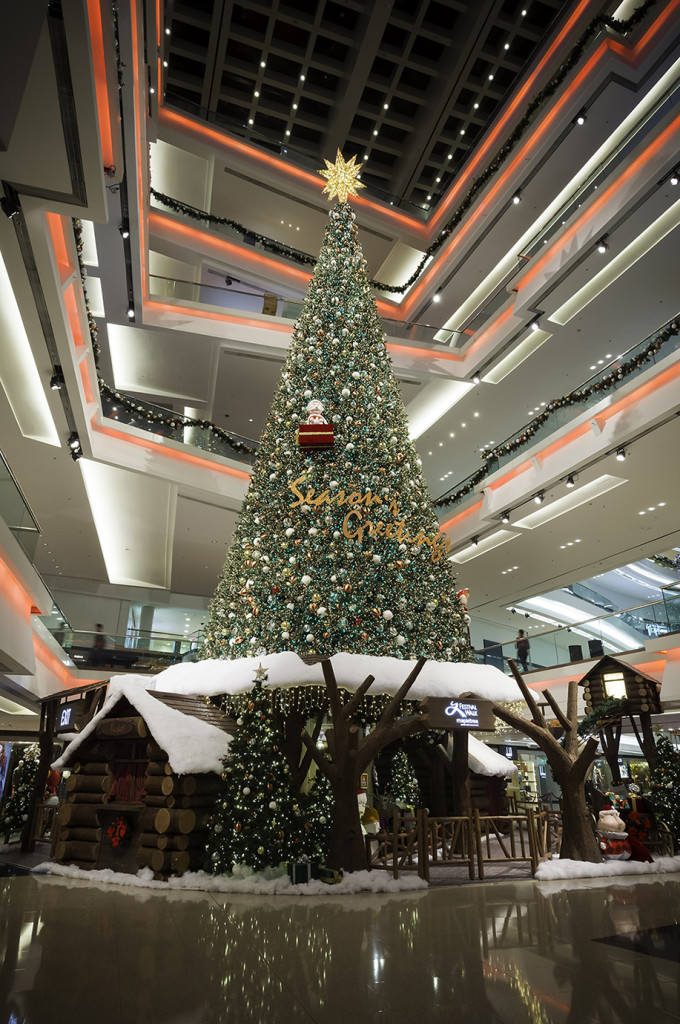 「又一城」今年為大家呈獻全港最高最具傳統色彩的聖誕樹，樹下其他佈置更仿照芬蘭聖誕老人村的環境設計，包括聖誕老人小木屋、聖誕精靈工作室及聖誕號火車站等