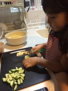 我的女兒,從小就會用刀