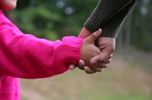 mother_and_daughter-hands