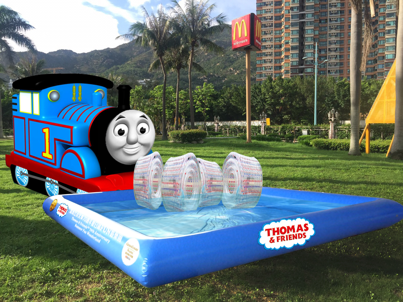 「夏日滿FUN遊樂園」特設全港最長20米Thomas & Friends主題充氣水池，池中放置大長型飄卷，可讓家長及小朋友一同入內跳躍奔馳大玩水上飄