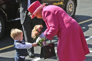 Queen-Elizabeth-II-receives-a-bouquet