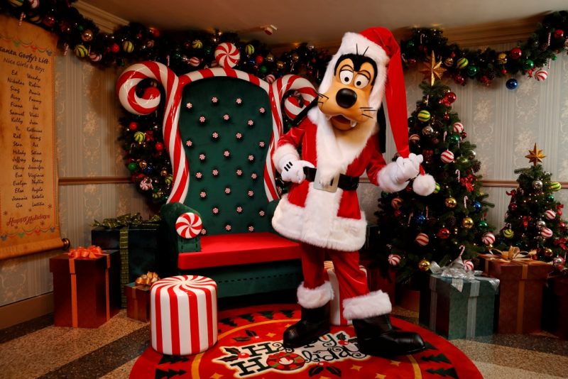 make-a-holiday-wish-with-santa-goofy