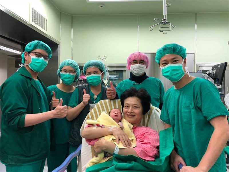 台灣62歲婦人成功順產男嬰，產後更堅持餵哺母乳，創下一項歷史紀錄