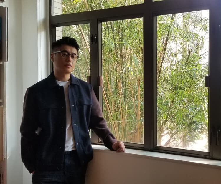 【親子教育】插畫師Mickco兒時飽受言語虐待長大留陰影 最怕被困在黑房