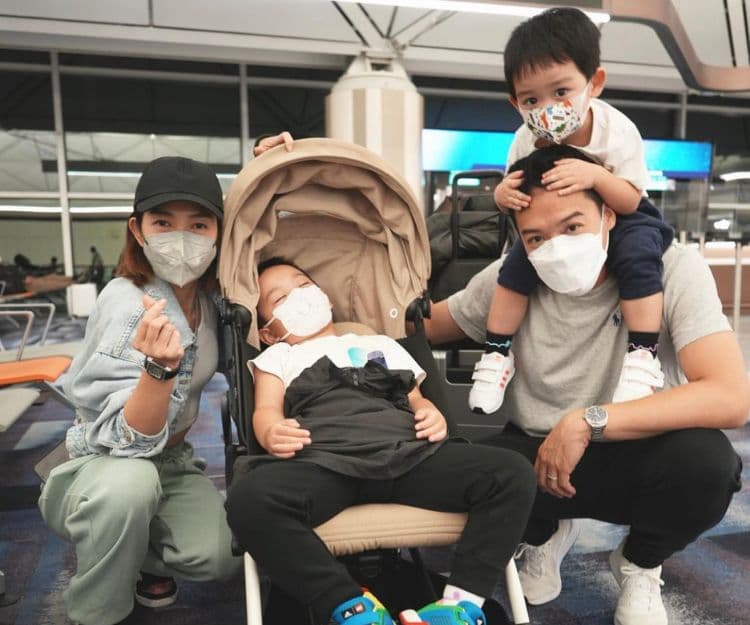 家長必睇｜宋熙年陳智燊一家四口遊澳洲  4大幼兒搭飛機貼士 助你輕鬆出門
