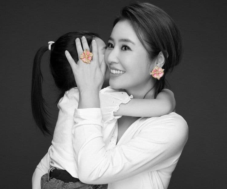 林心如激罕與女同框拍攝慈善廣告 驚爆當年誕女被切斷神經致雙腿無力 坐月因XX感失尊嚴!