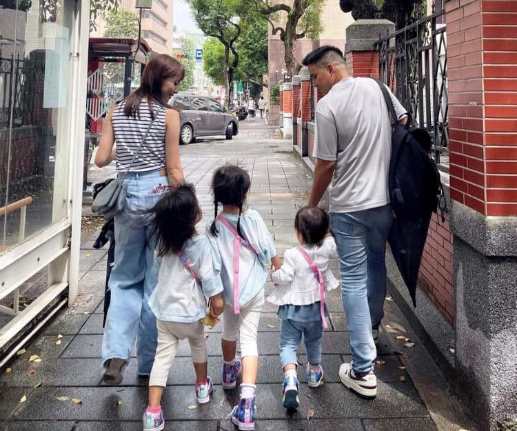 3孩媽媽陳嘉寶激讚老公獨力湊3女+4大長老! 4招產後保養 維持少女感靠1個養膚習慣