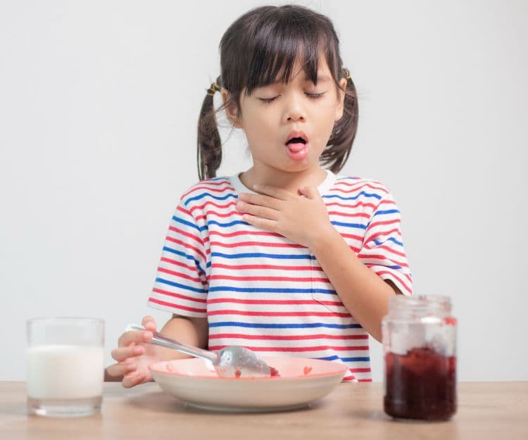 兒童哽塞|2歲兒童吃零食奪命!醫生提醒4款最易「哽親」零食 家長必學4招急救!食安中心列出6類高危食物清單