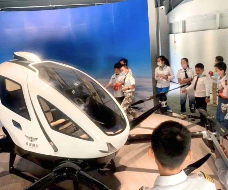 暑假活動2025|化身「直升機小機長」享受空中飛行體驗兼打卡!零距離了解飛行與急救知識+參觀秘密基地 一家大細都啱玩!
