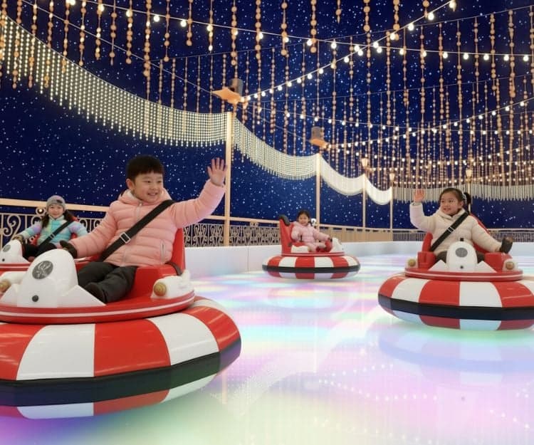 聖誕節2025|全港首個商場「兒童雪地碰碰車」 特設1,500呎戶外飄雪溜冰場!另設3大必打卡熱點:20米長聖誕魔鏡牆