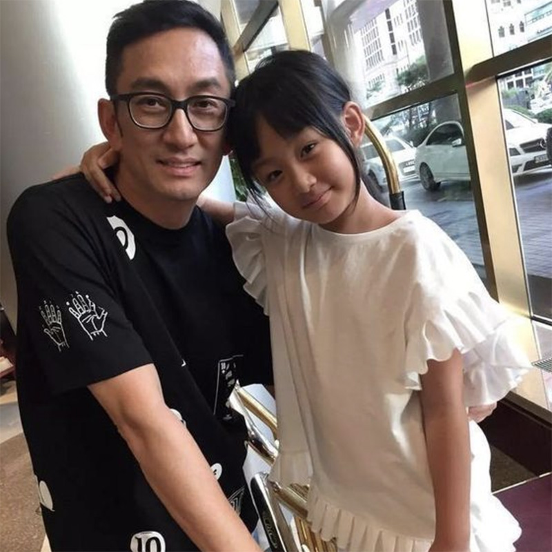 吳啟華10歲女兒近照曝光清秀可愛有爸爸風範