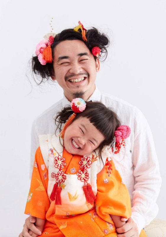 日本爸爸與女兒梳同一個髮型，為她帶來健康成長的祝願