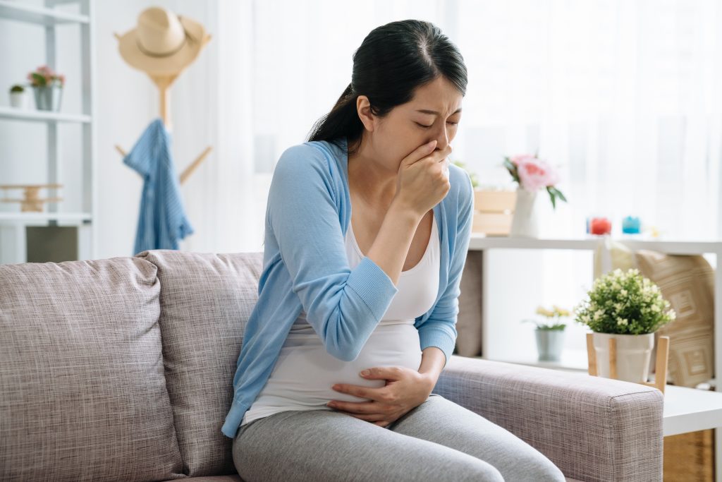 孕婦在懷孕初期會出現作嘔、厭食，甚至一食即吐的情況，稱為「妊娠惡阻」。