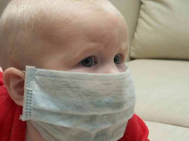初生嬰兒外出應否戴口罩？兒科醫生指小心造成嬰兒窒息