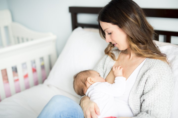 產後餵母乳會令乳房會下垂？