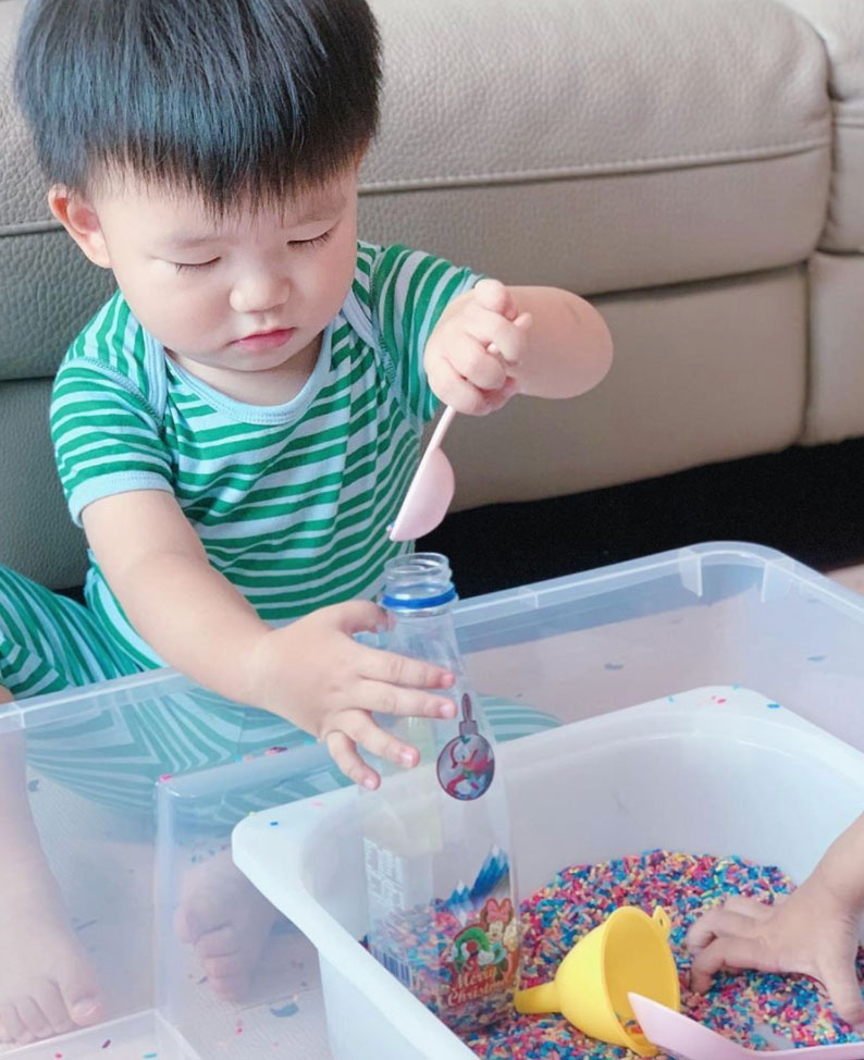 幼稚園和 playgroup 經常都有得玩的 Sensory Bin，自己在家自製就可以讓孩子大玩特玩！