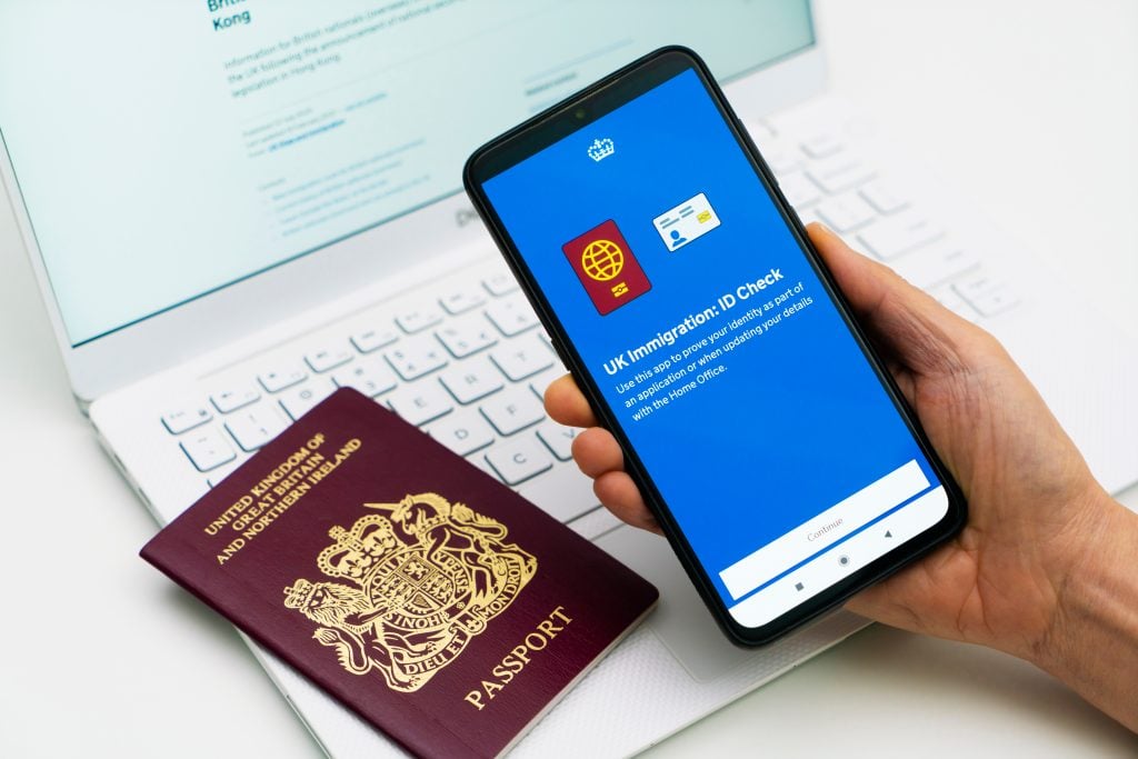 Mobile App 的作用只是在申請過程中輔助輸入 passport 資料及拍攝個人照片，其實質申請過程仍然是要以網頁操作。