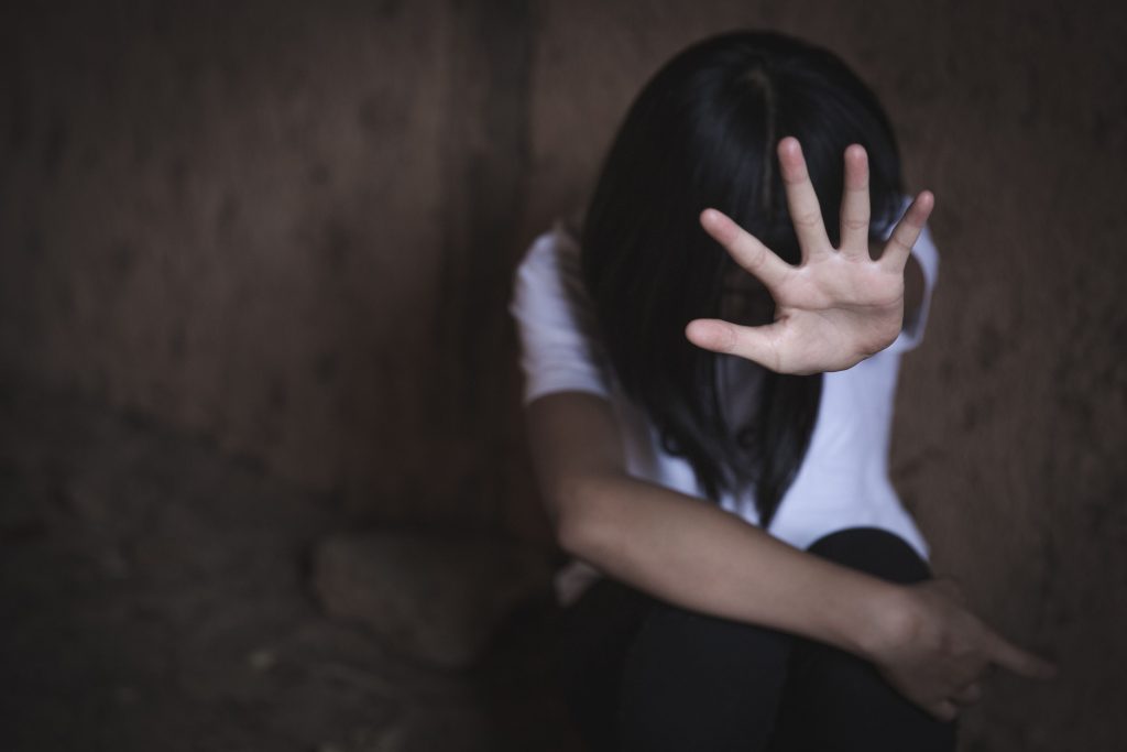 弘立書院14歲女生疑遭同學拉入廁所性侵！ 3個方法教你保護孩子免受傷害