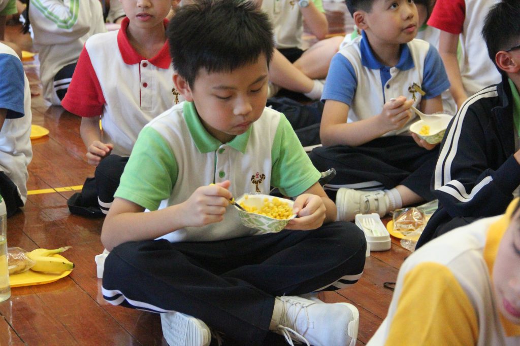 學校為四年級學生設計貧富宴 ，讓他們體驗社會貧富概念。