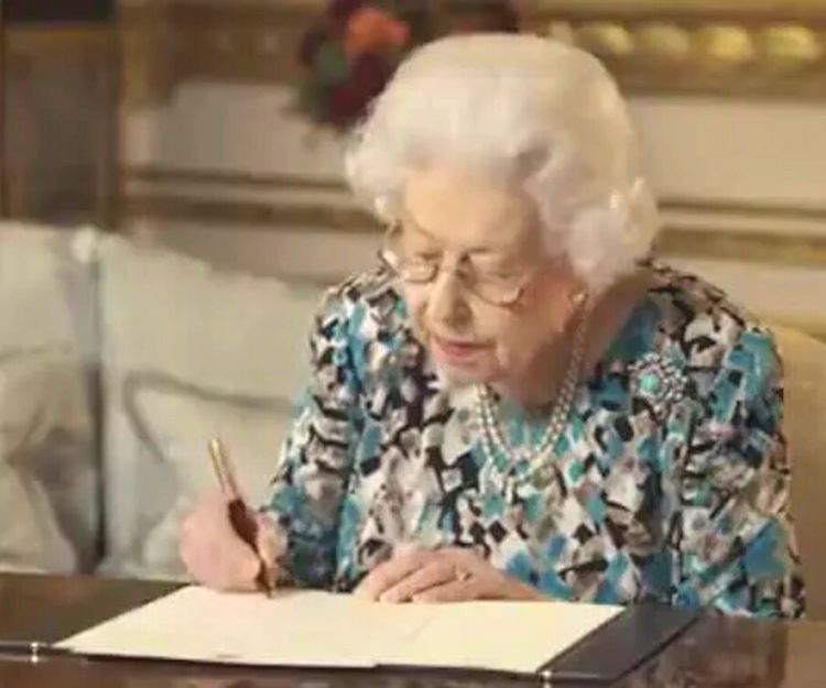 英女王逝世｜8歲女孩收到英女王「最後的回信」全家感觸落淚感動全球