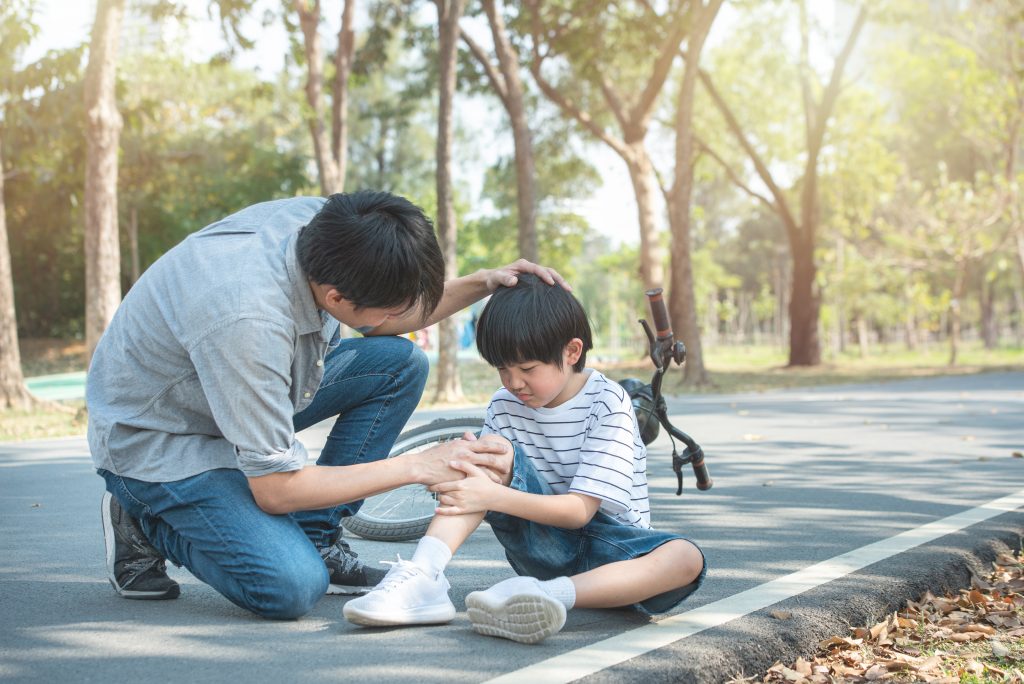 若小朋友經常𨄮到，家長亦需留意觀察小朋友有沒有扁平足問題，及早接受治療。