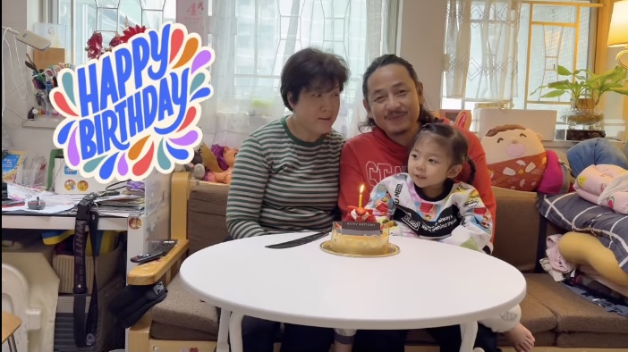 黃澤鋒昨日慶祝57歲生日，太太與4歲女兒黃熙恩為他大唱生日歌，有女萬事足。（圖片來源：FB@妃嘗物語）