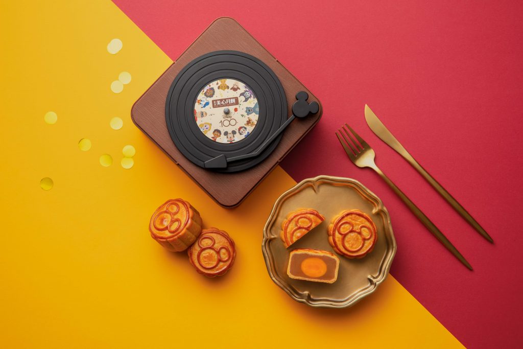 「迪士尼100周年系列」唱片機造型月餅禮盒（美心蛋黃白蓮蓉月餅)(HK$185 / 4pcs)