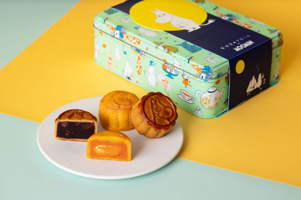 姆明月餅禮盒內含流心奶黃月餅 (2 個)及十勝紅豆月餅(2 個)，特價HK$129