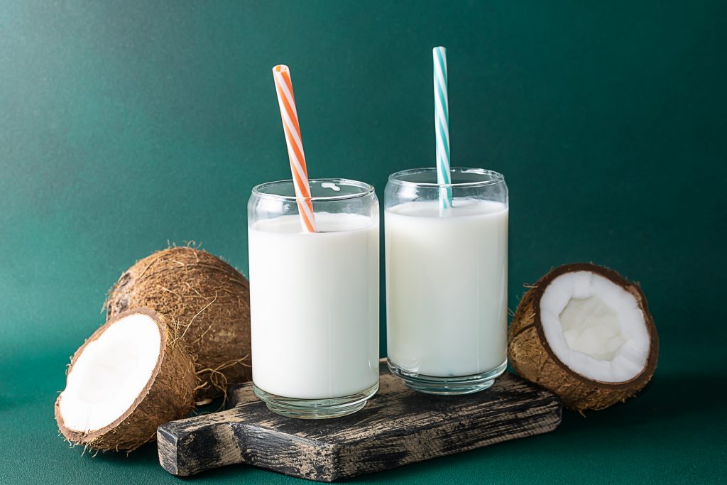 眾多植物奶當中，椰子奶味道香甜，然而營養價值卻相對遜色。（示意圖）