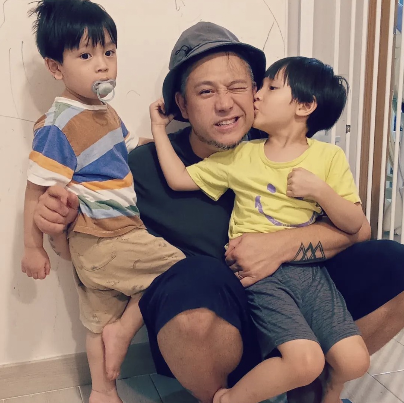 育有4子的張致恆夫婦，其中一名兒子患上自閉症與過度活躍症。（圖片來源：IG@stevencheung）