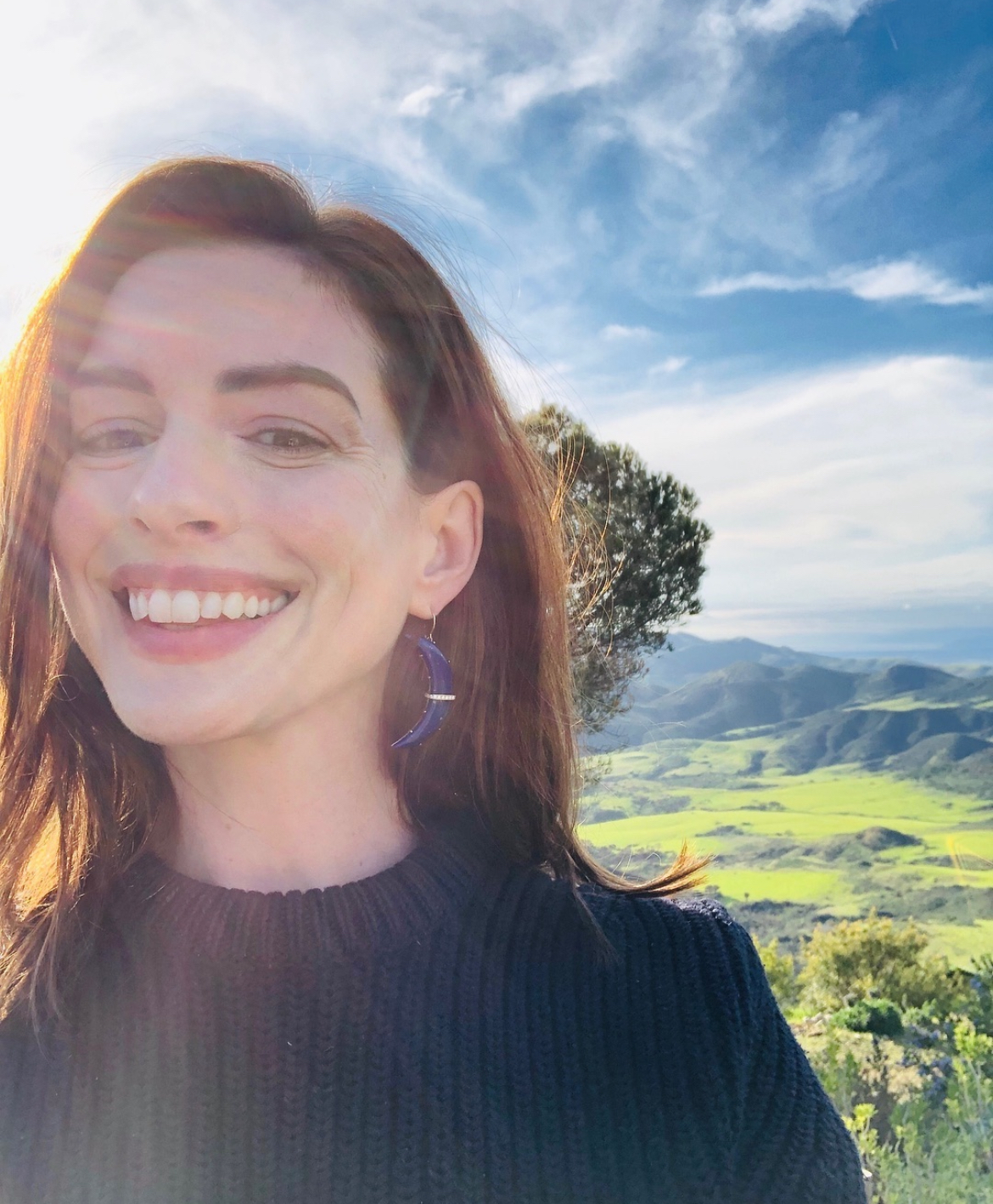 人前開朗面帶笑容的Anne Hathaway背負著傷痛的小產經歷。（IG@annehathaway）
