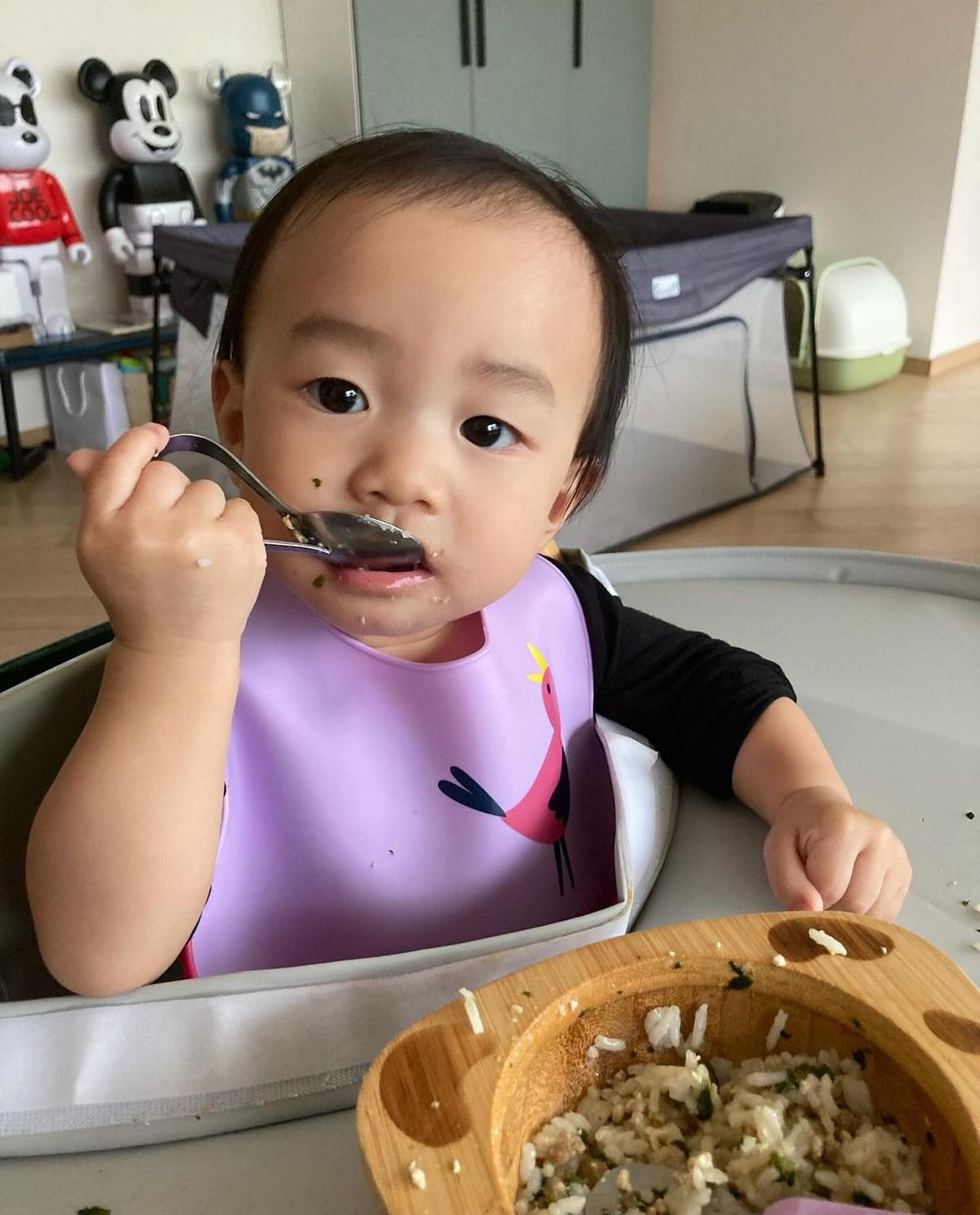 一歲的Audrey已經識得自己𢳂飯食，十分叻女！（圖片來源：IG@abgailaudreychan）
