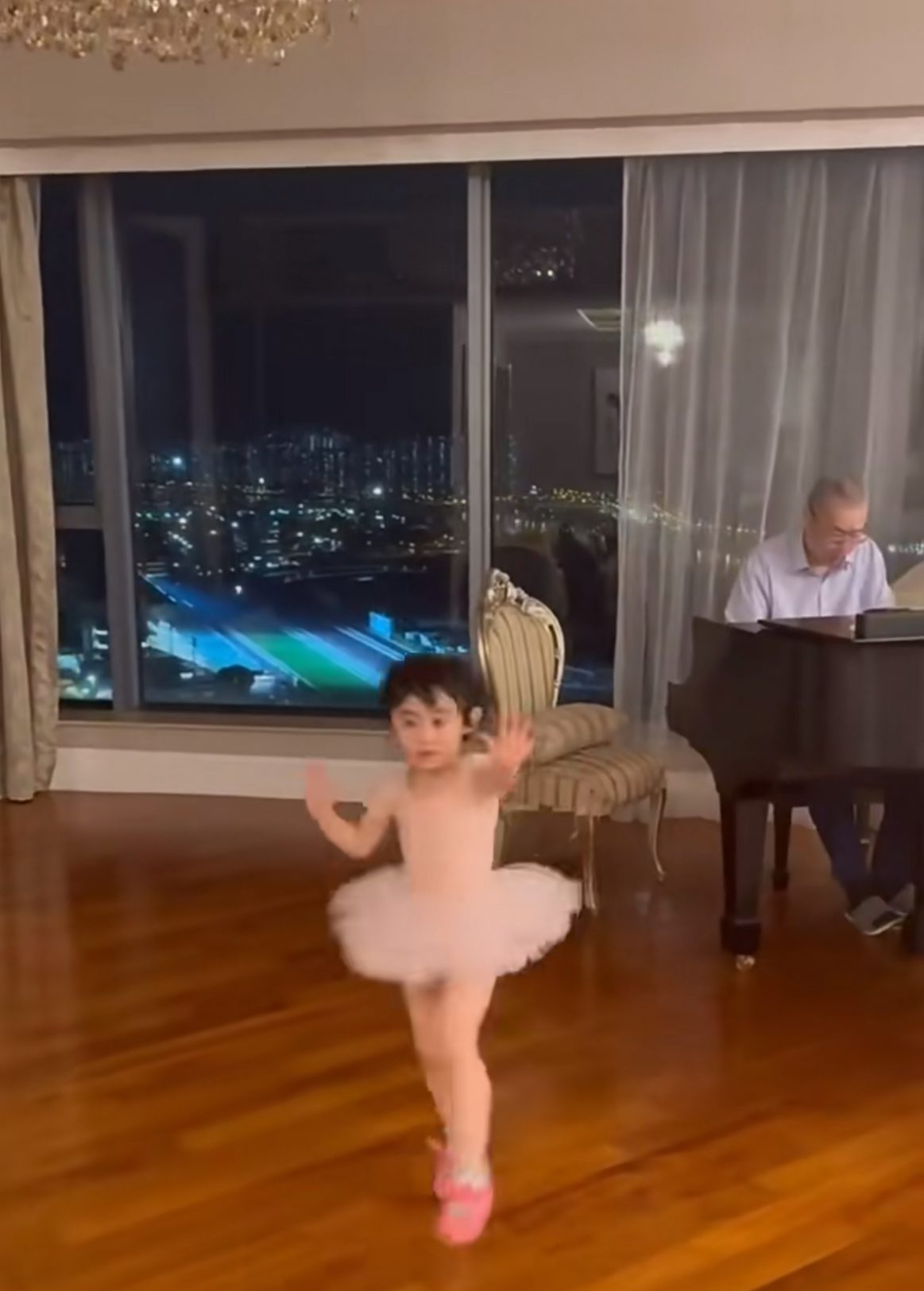 劉詩昆分享女兒跳芭蕾舞的短片，身為國家級鋼琴大師的他陶醉地為女兒伴奏。（圖片來源：RED@劉詩昆LSK）