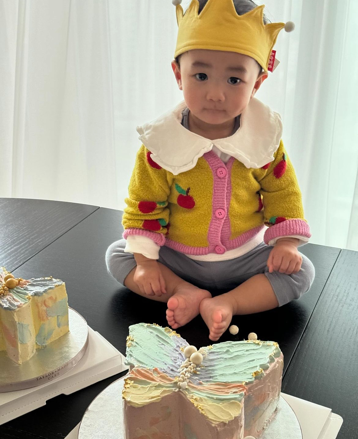 一歲Audrey十分精靈可愛，坐定定與生日蛋糕合照。（圖片來源：IG@abgailaudreychan）