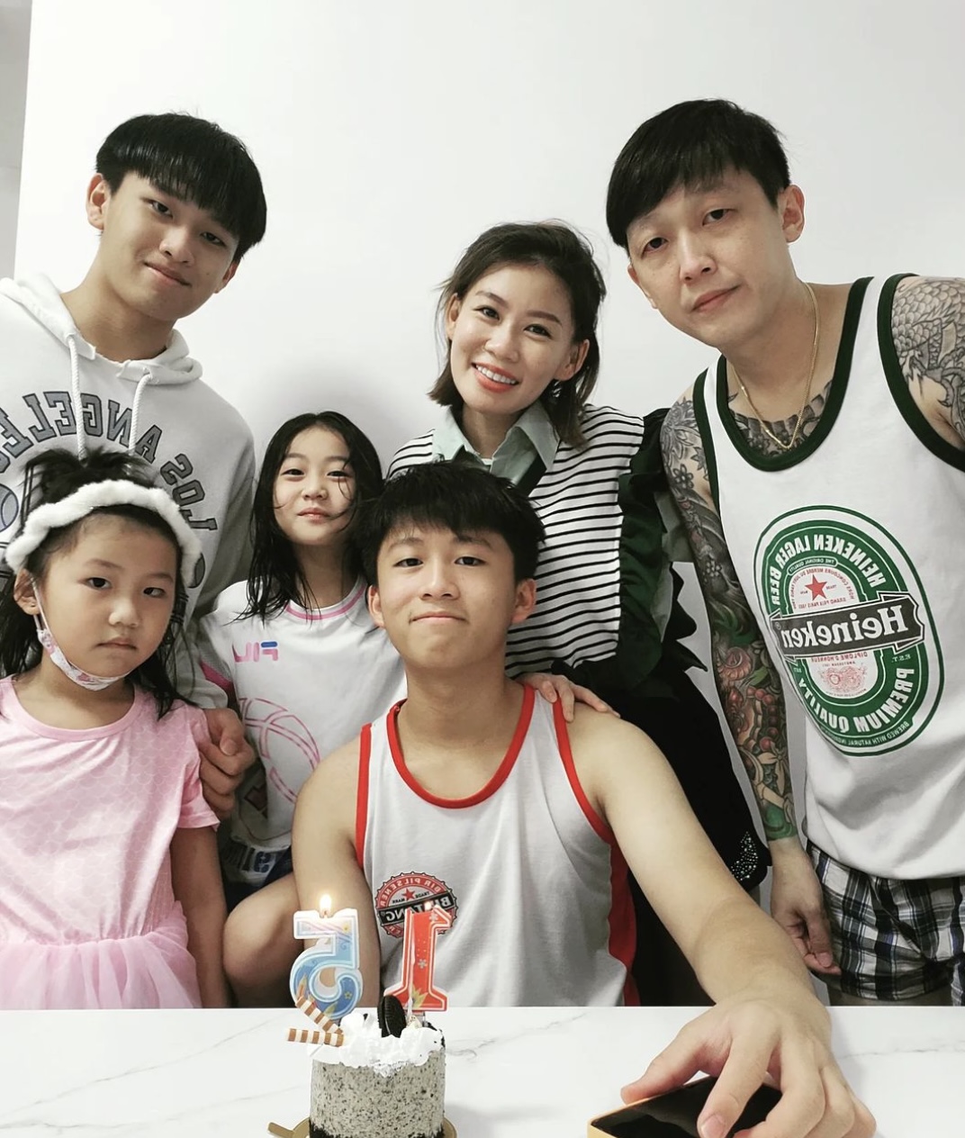林麗香與現任老公一起養育 5 名孩子。（圖片來源：IG@shirli_ling）